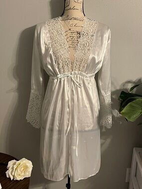 Lovela Paris White Satin Lace Robe Size Small Bridal Lingerie Kimono